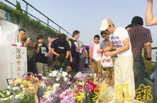 黄家驹死忌 Beyond三子及歌迷坟前拜祭寄哀思