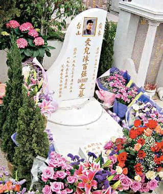 陈百强黄家驹死不安宁 歌迷悉心布置墓地遭警告