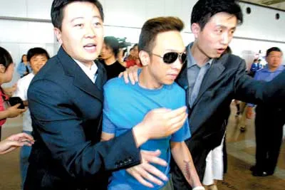 Beyond三子率先抵京城 六保镖架着出机场