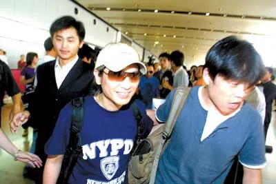 Beyond三子率先抵京城 六保镖架着出机场