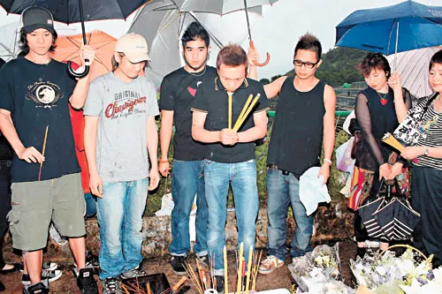 黄家驹死忌Beyond解散 家人歌迷风雨中拜祭