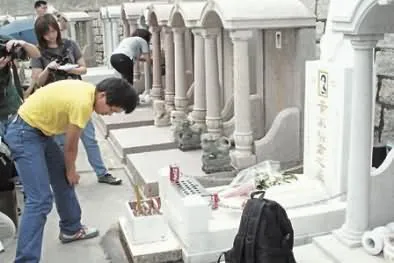 清明时节歌迷拜祭已故艺人黄家驹陈百强