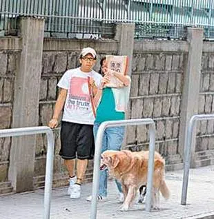 Beyond前团员黄家强拖大肚妻逛街报纸遮脸