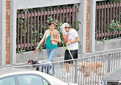 Beyond前团员黄家强拖大肚妻逛街报纸遮脸