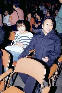 十指紧扣看演唱会 黄家强今年娶日籍女友