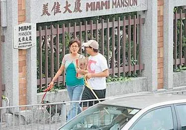 Beyond前团员黄家强拖大肚妻逛街报纸遮脸