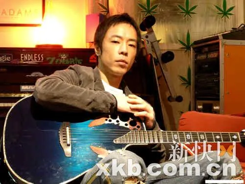 朱茵当"贴身护士" 曾为男友黄贯中拔300多根刺