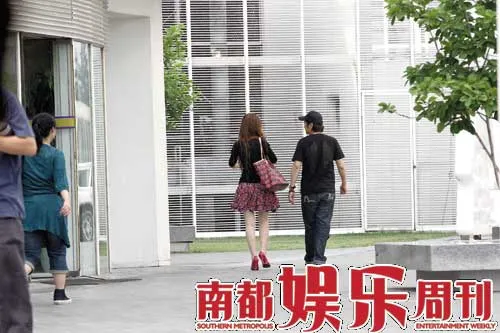 叶世荣与内地美女十指紧扣 共度浪漫时光