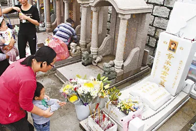 黄家驹受损墓地被翻新 死忠歌迷扫墓狂送祭品