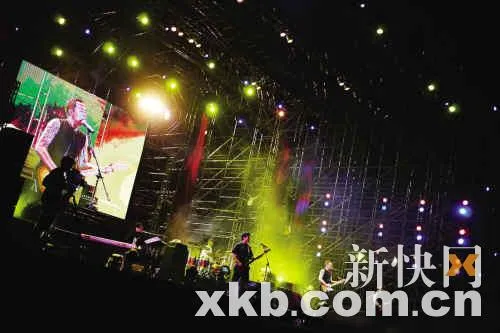 黄贯中北京演出被包围恐吓朱茵心疼男友彻夜未眠（3）