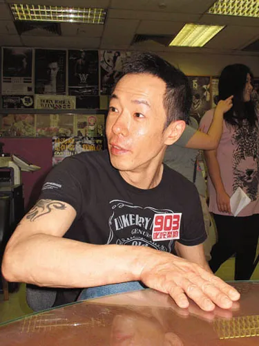 黄贯中乐队遭数十名大汉围攻 感谢歌迷保护