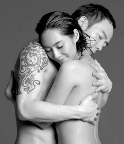 朱茵未婚先孕半裸晒幸福 与黄贯中相恋未结婚