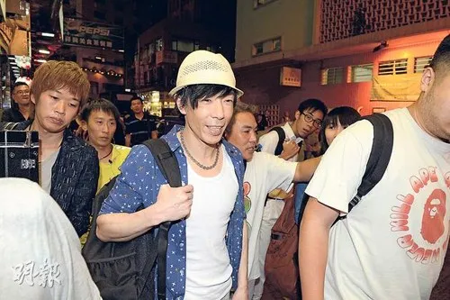 朱茵脾气变大还没喂母乳 黄贯中学会为孩子换尿布
