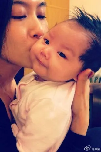朱茵爱女"怀抱"甜饼可爱 黄贯中恶搞女儿