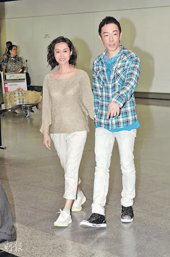 朱茵亲吻女儿"叉烧包" 黄贯中吃醋：留一口给我！