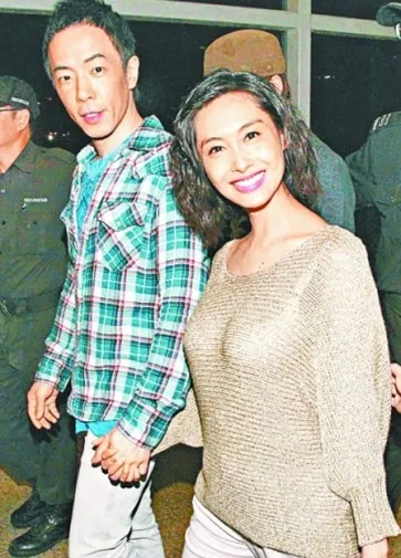 朱茵亲吻女儿"叉烧包" 黄贯中吃醋：留一口给我！