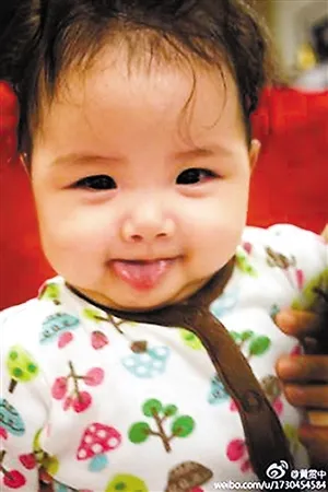 黄贯中晒女儿照片 小丫头肥嘟嘟吐舌搞怪