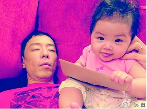 朱茵晒女儿与爸爸玩耍照 黄贯中称玩到虚脱