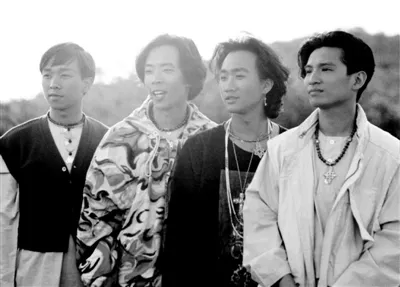 黄家驹楼梯间捡到旧吉他才玩音乐 旧照曝光