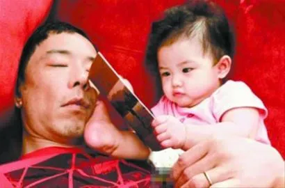 朱茵女儿生活照曝光 调皮用脚踹黄贯中脸