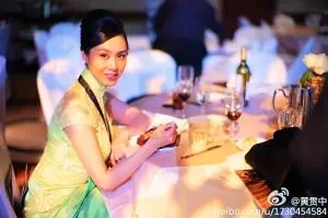 父亲沉迷酒色刀砍母亲打朱茵 黄贯中怕自己杀父