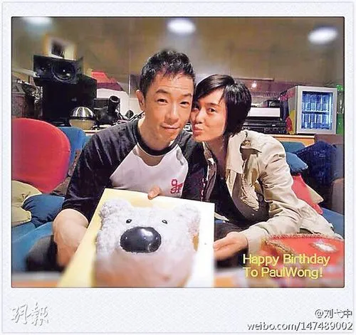 黄贯中低调庆50岁生日 朱茵嘟嘴献吻送祝福