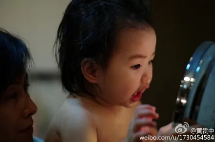 黄贯中女儿萌照曝光 肉嘟嘟表情逗趣