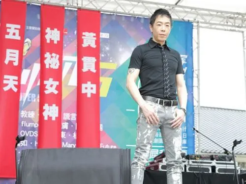 黄贯中澄清“杀父”言论：很冲动，已向父亲道歉
