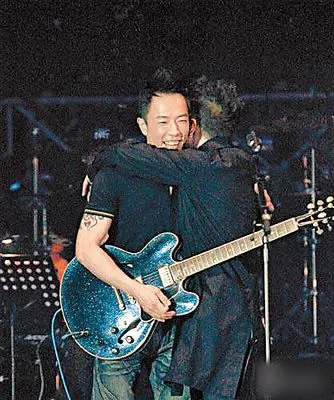 黄家强发微博揭“真相” 称黄贯中为钱拆散Beyond
