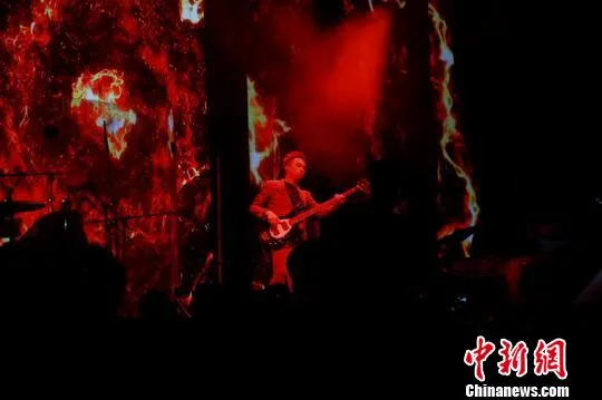 黄家强演唱会唤醒"80后"青春 Beyond精神永续