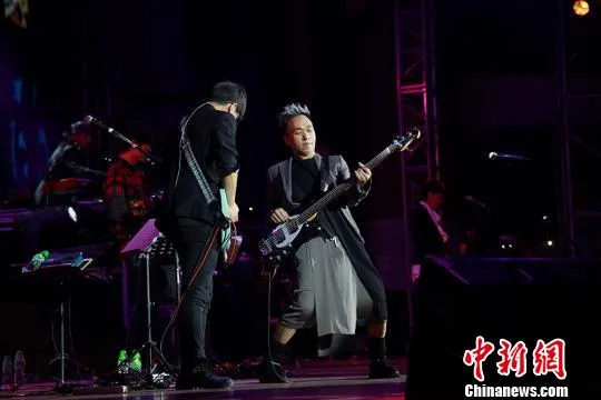 黄家强演唱会唤醒"80后"青春 Beyond精神永续