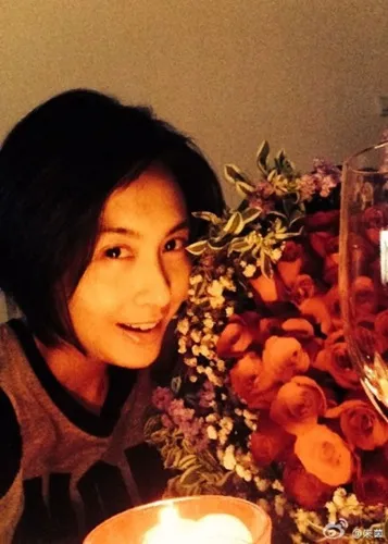 朱茵黄贯中带女儿现身茶餐厅 二人耐心哄女儿