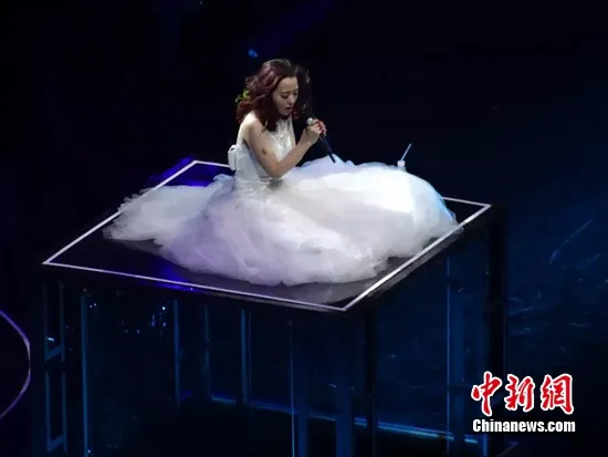 盘点明星演出事故：张靓颖坠台 黄家驹身亡引争议