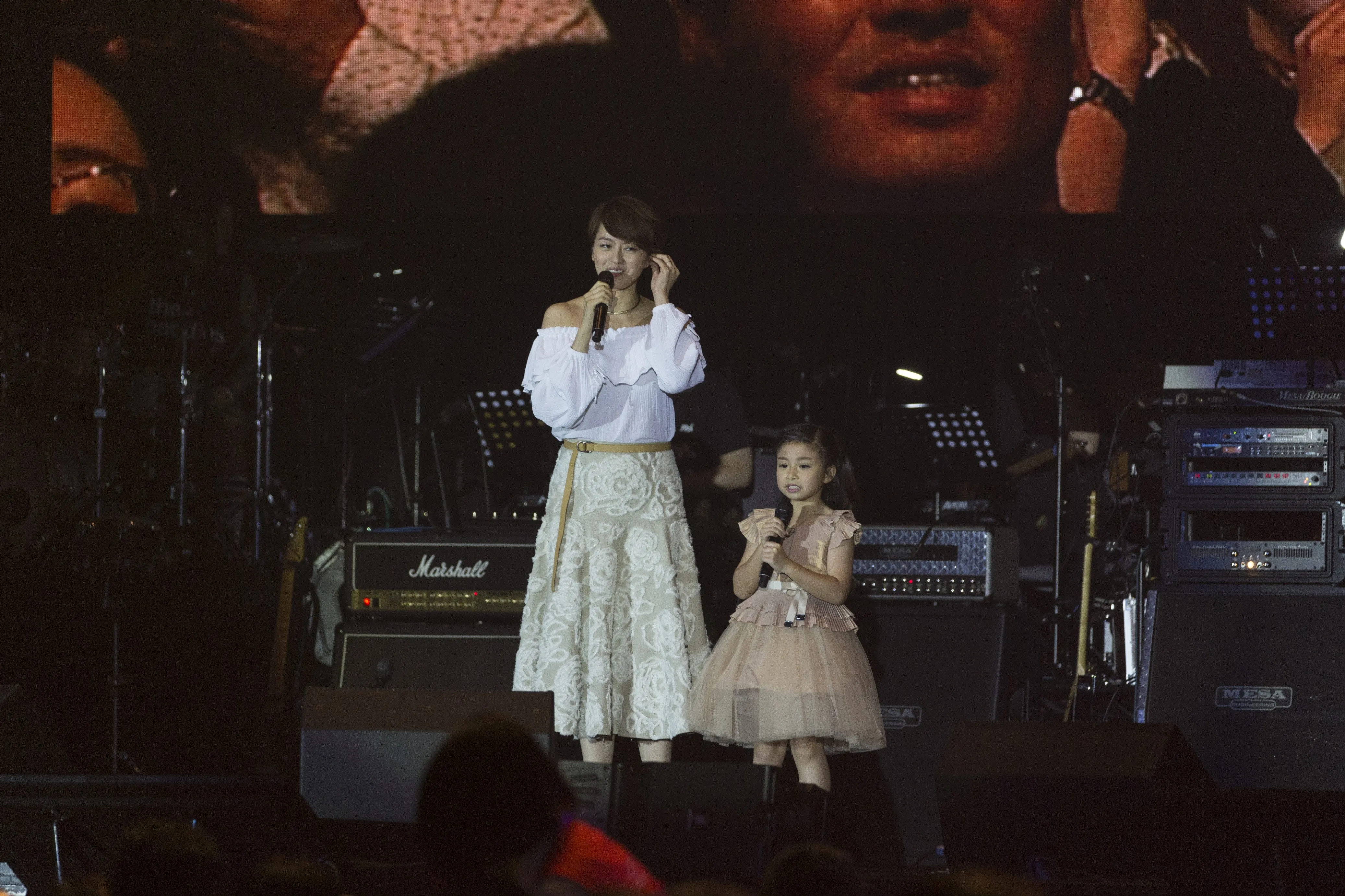 梁詠琪和Celine 妹妹唱《真的愛你》。（黃國立攝）