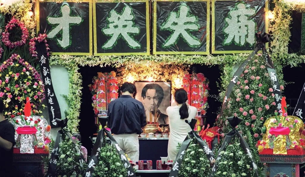 Mourners pay their respects to Wong Ka-kui.