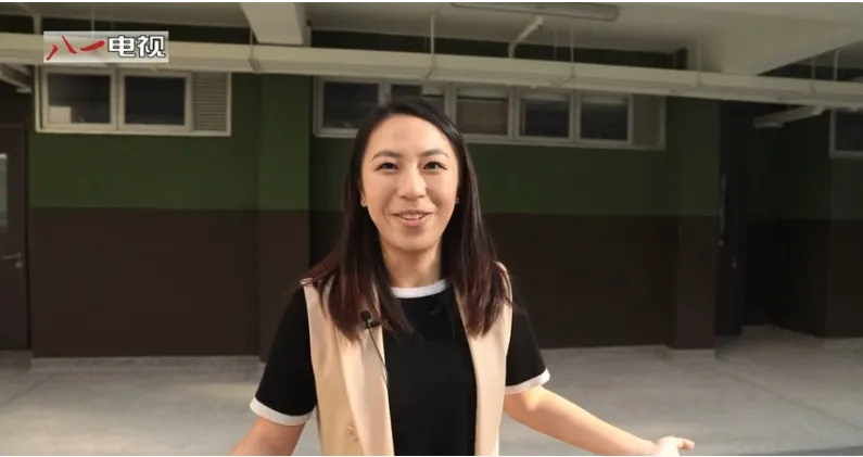 黃逸晴以香港青少年軍總會的教官身份，介紹總會場地。（短片截圖）