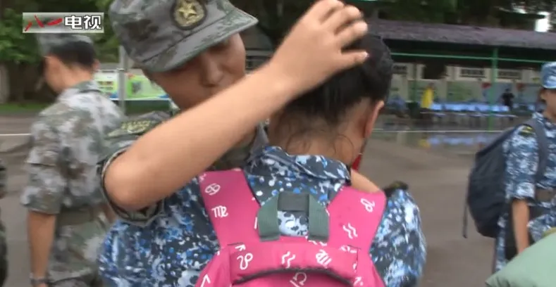 當體驗營完結後，解放軍與學員都表現得依依不捨。（短片截圖）