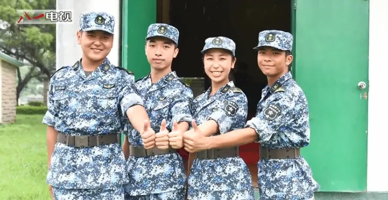 黃逸晴（右二）與一班解放軍的合照。（短片截圖）