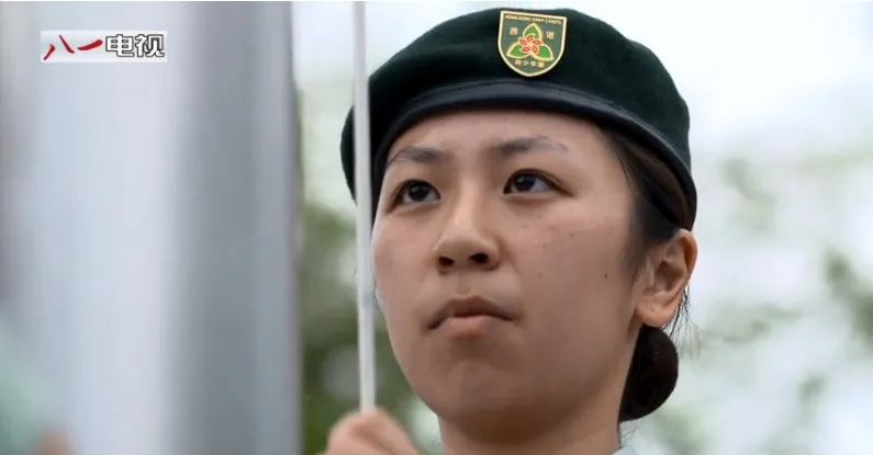 升旗是解放軍其中一項工作。（短片截圖）