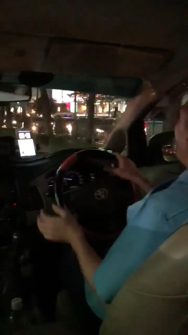 曼谷老司機在的士車廂內即場獻唱Beyond的《灰色軌跡》。（「巴打絲打Facebook Club」影片截圖）