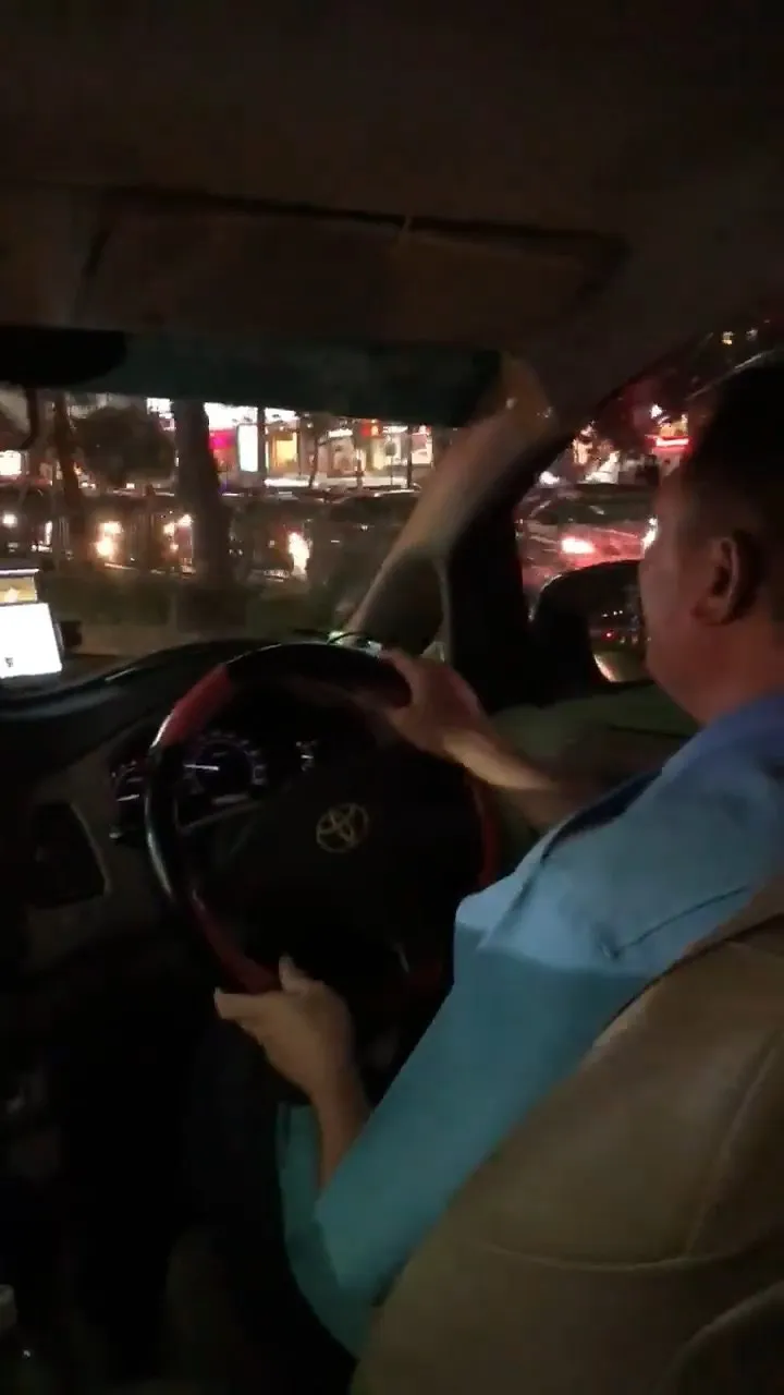 曼谷老司機在的士車廂內即場獻唱Beyond的《灰色軌跡》。（「巴打絲打Facebook Club」影片截圖）