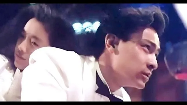 1990年上映的《天若有情》由劉德華、吳倩蓮主演，多個經典場面深入觀眾心。（《天若有情》劇照）