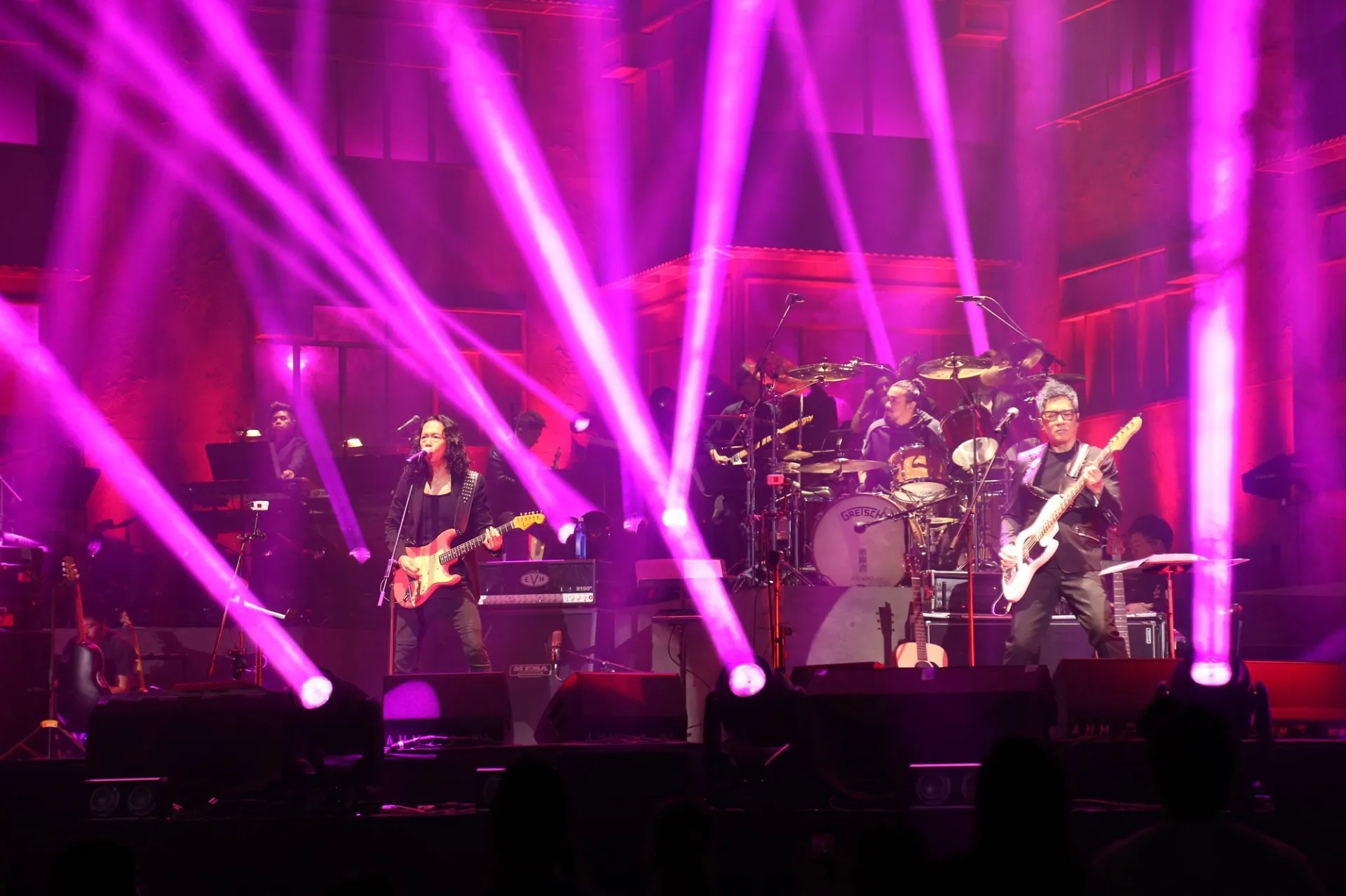 黃貫中、Joey Tang、恭碩良、夏韶聲及豹哥單立文五位香港殿堂級Rock友今晚在紅館舉行《搖滾大俠奏》演唱會尾場，一開騷全場觀眾即刻企晒起身。（黃國立攝）
