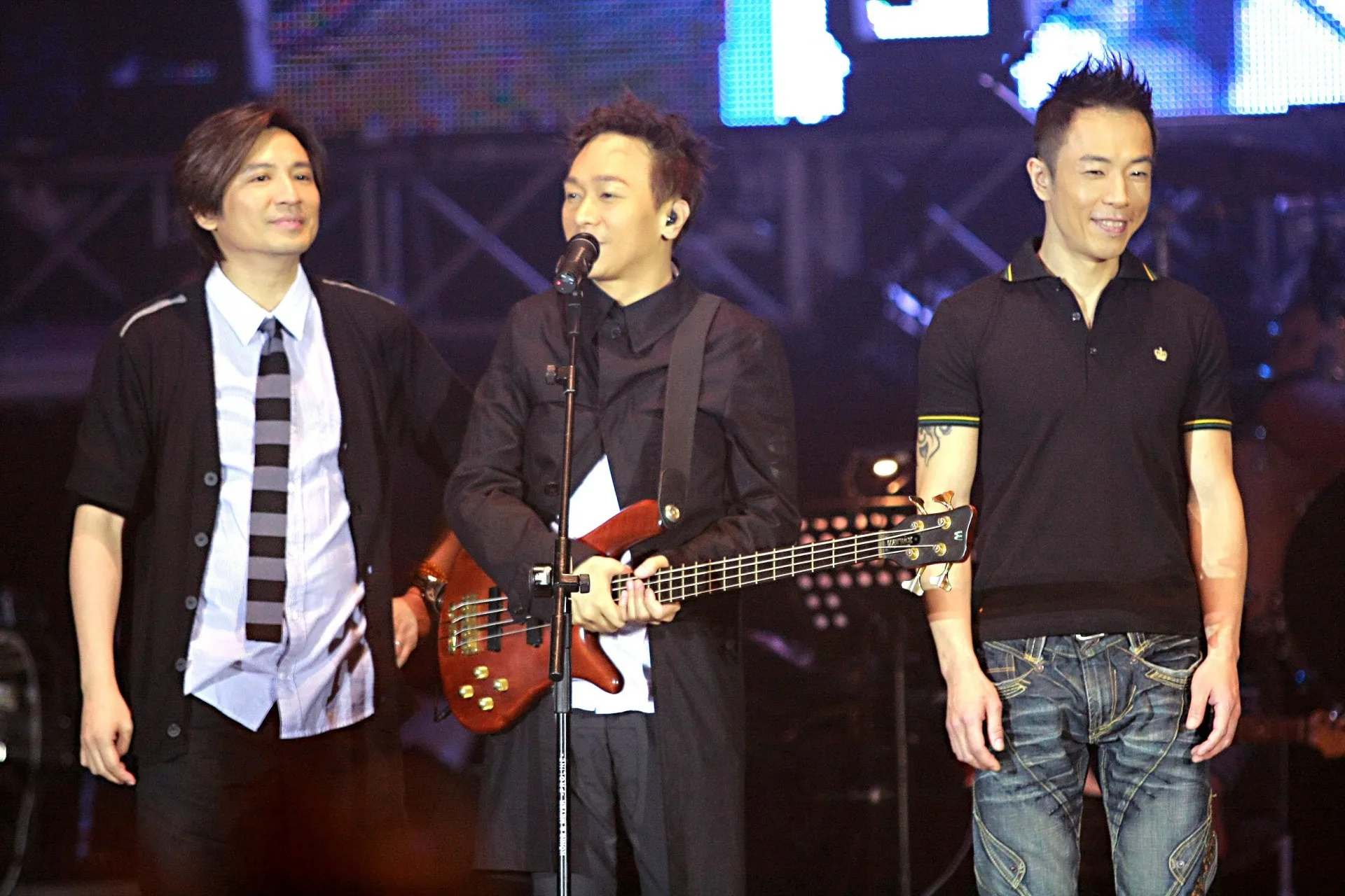 Beyond三子近年很少同台演出，圖為2008年紀念黃家驅的《別了家駒15載海闊天空音樂會》。（視覺中國）