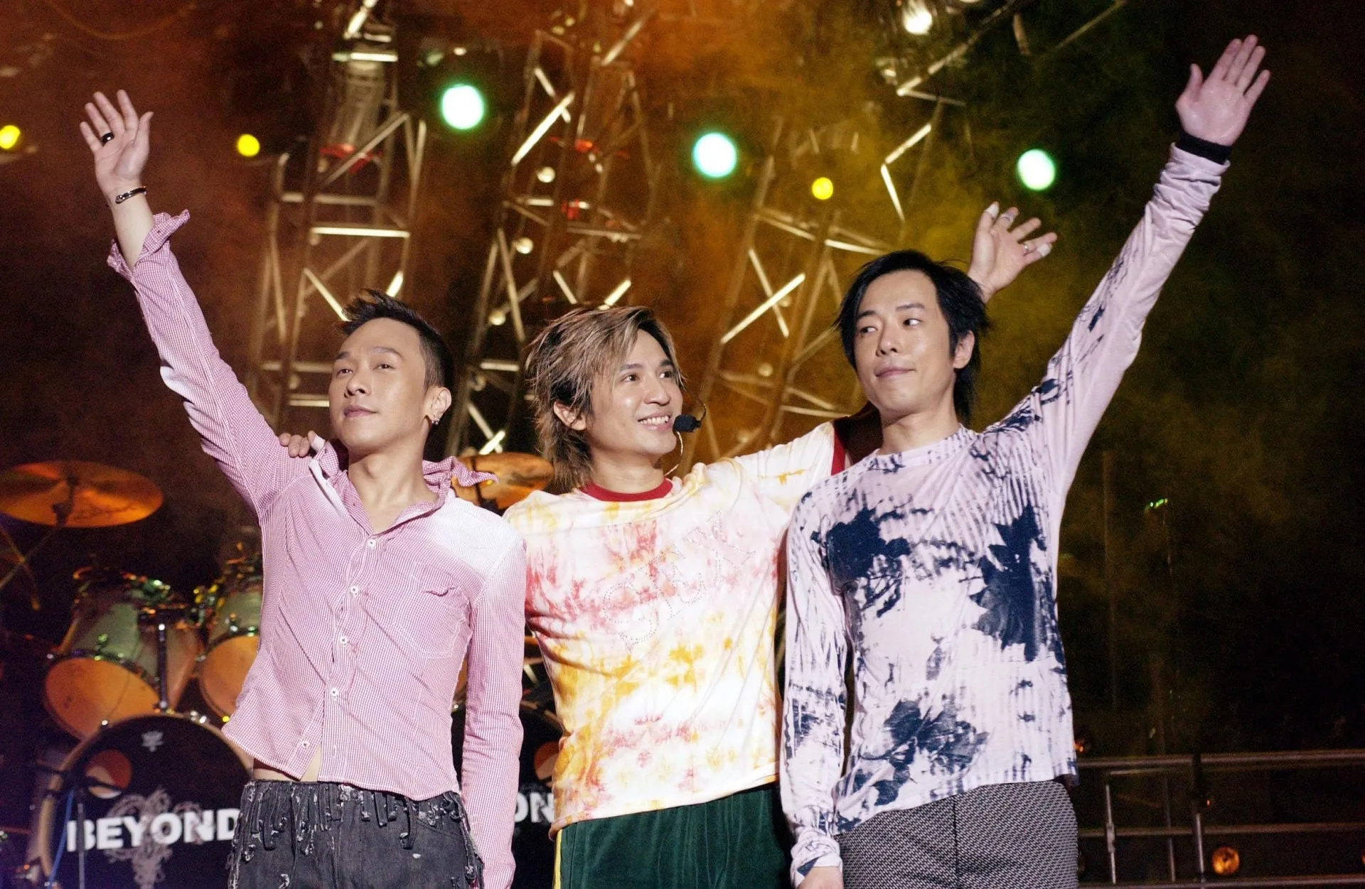 Beyond三子近年很少同台出現，圖為「超越Beyond2003廣州演唱會」。（視覺中國）
