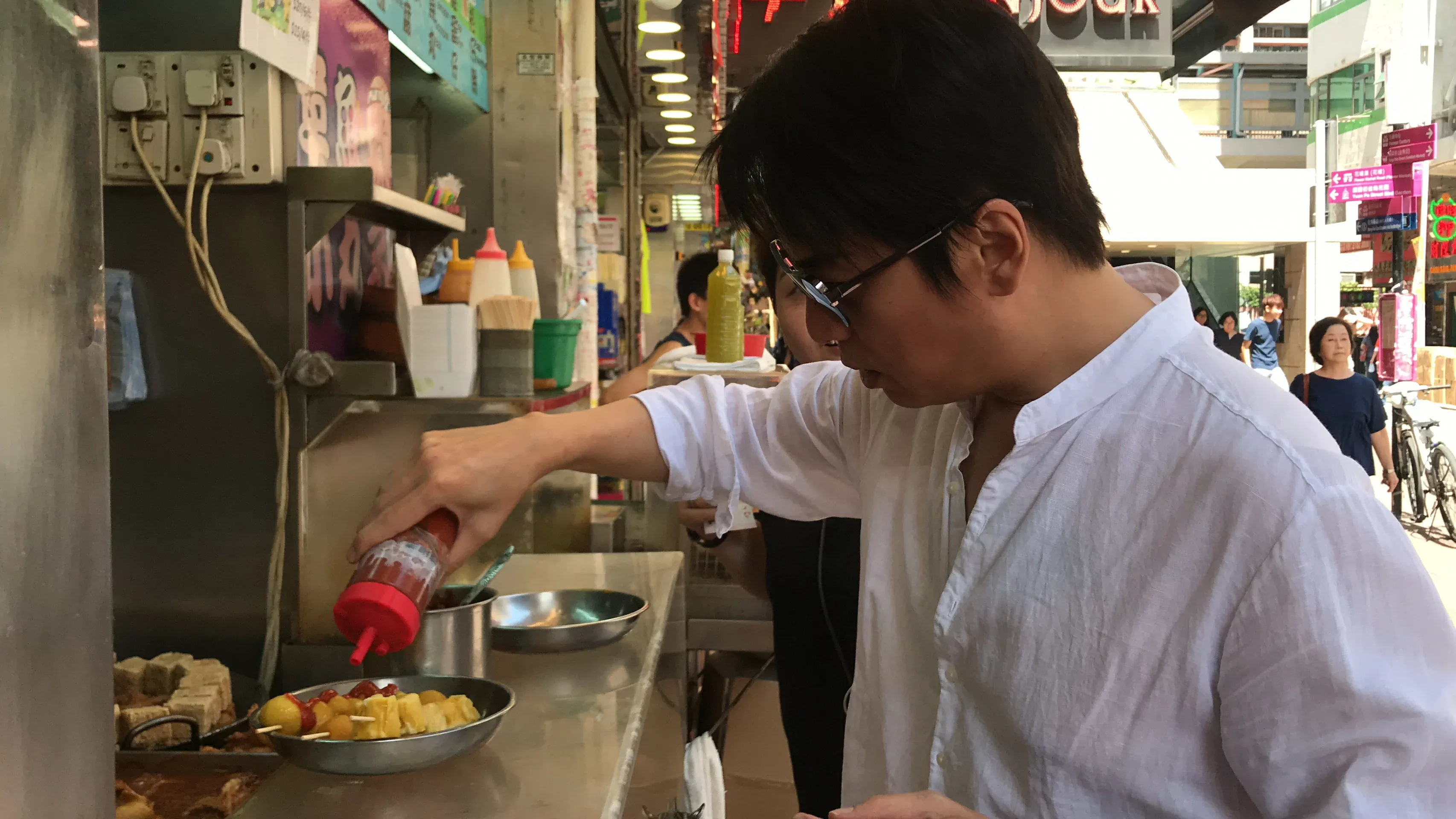 蔡興麟一圓二十多年來的心願，在旺角吃炸大腸和咖喱魚蛋，識食當然要加大量的甜醬、辣醬和芥辣吧。