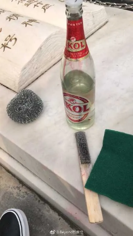 有樂迷自發清潔家駒的墓碑，但由於使用化學物品，多少會蝕損碑石。（FB圖片）