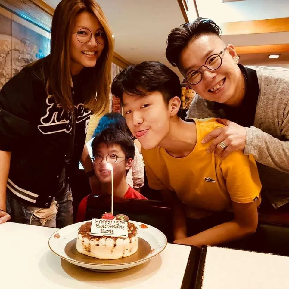 大仔Bob林寶十五歲生日，一家四口慶祝。