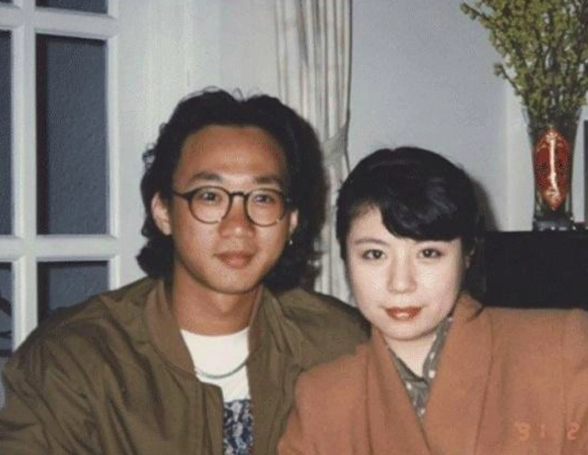 林楚麒亦是《曾經擁有》的填詞人。當年家駒的遺體從日本運返香港，林楚麒頭戴一朵白花，身份仿似未亡人。但她的身份卻不被家駒家屬承認，家強更指她「很對不起家駒」才導致分手。 (網絡圖片)