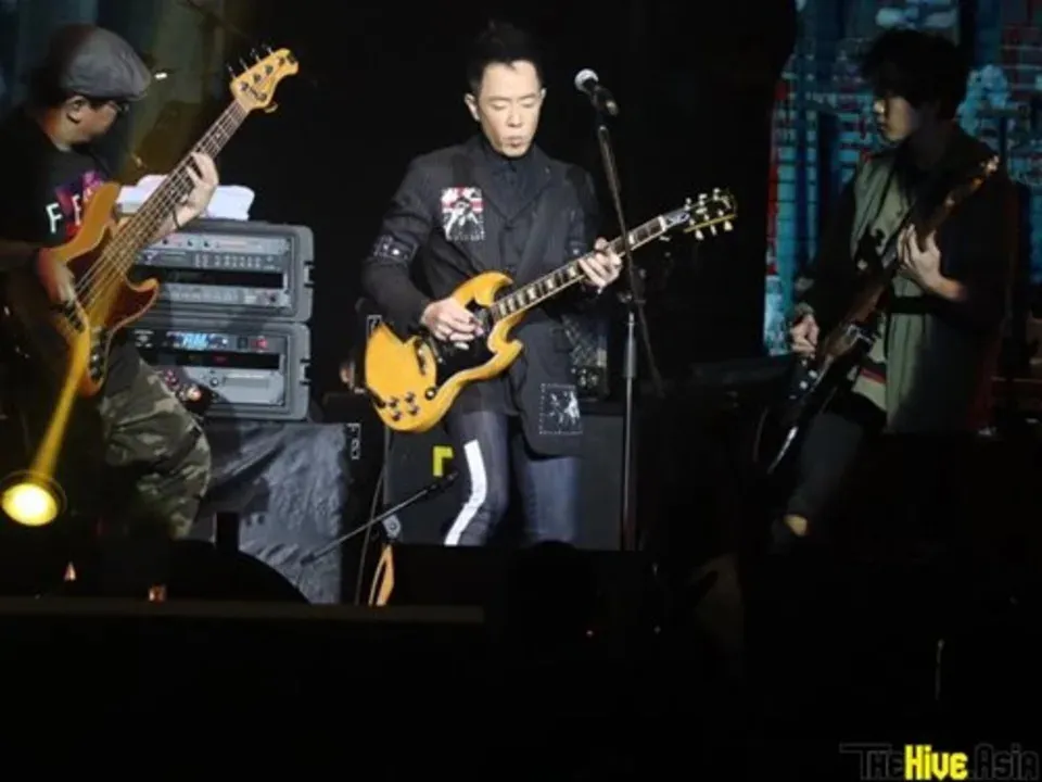 Paul flanked by his fellow guitarists.